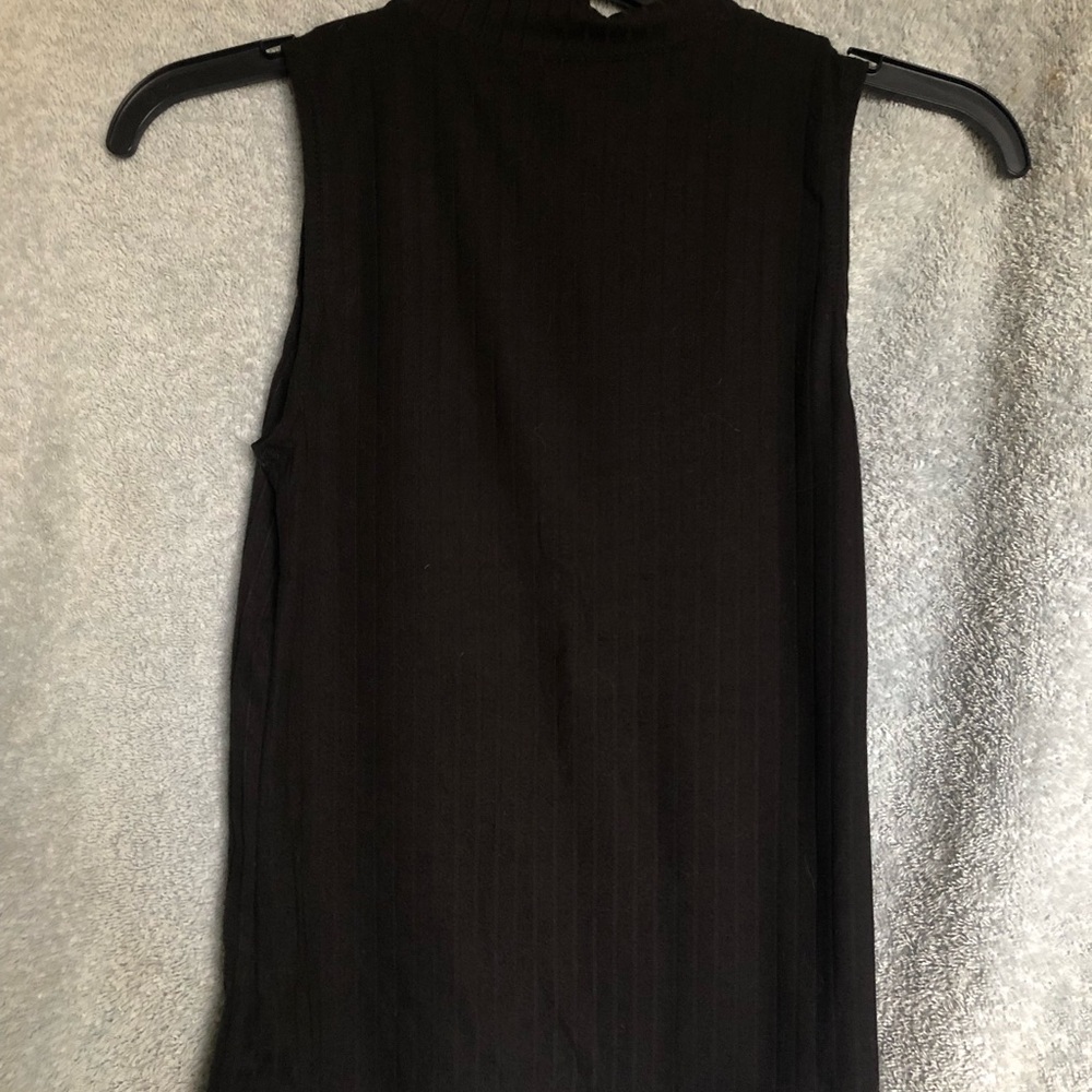 Black sleeveless  top